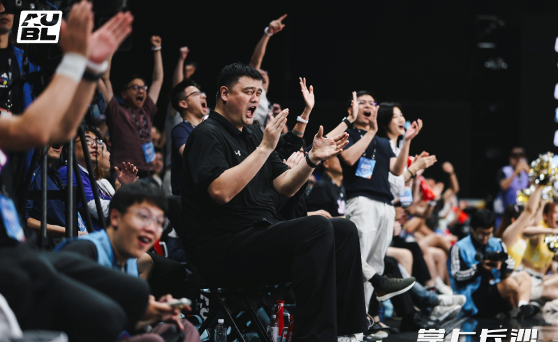 姚明观战.png